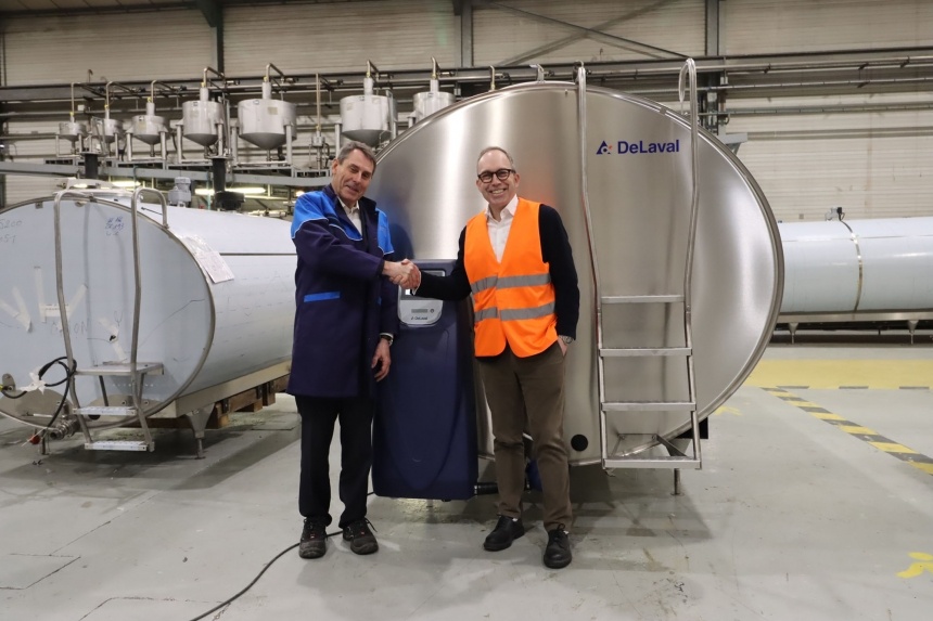 Eric Boittin (left) and Paul Lögfren (right) in front of a DeLaval milk cooler manufactured by SERAP in Gorron.