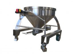 Mobile tank motorized for grape transfer