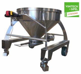 Mobile tank motorized for grape transfer
