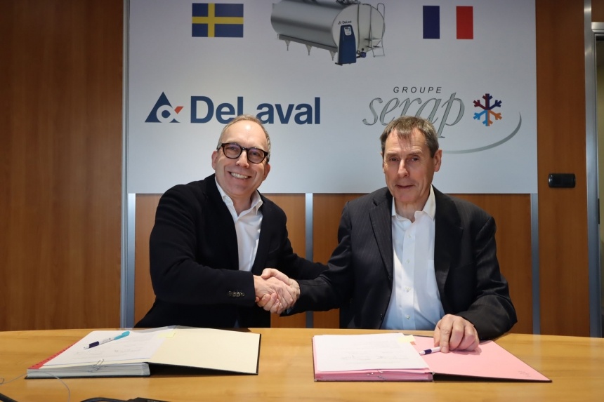 Paul L&ouml;gfren (left) and Eric Boittin (right) signing the partnership agreement.